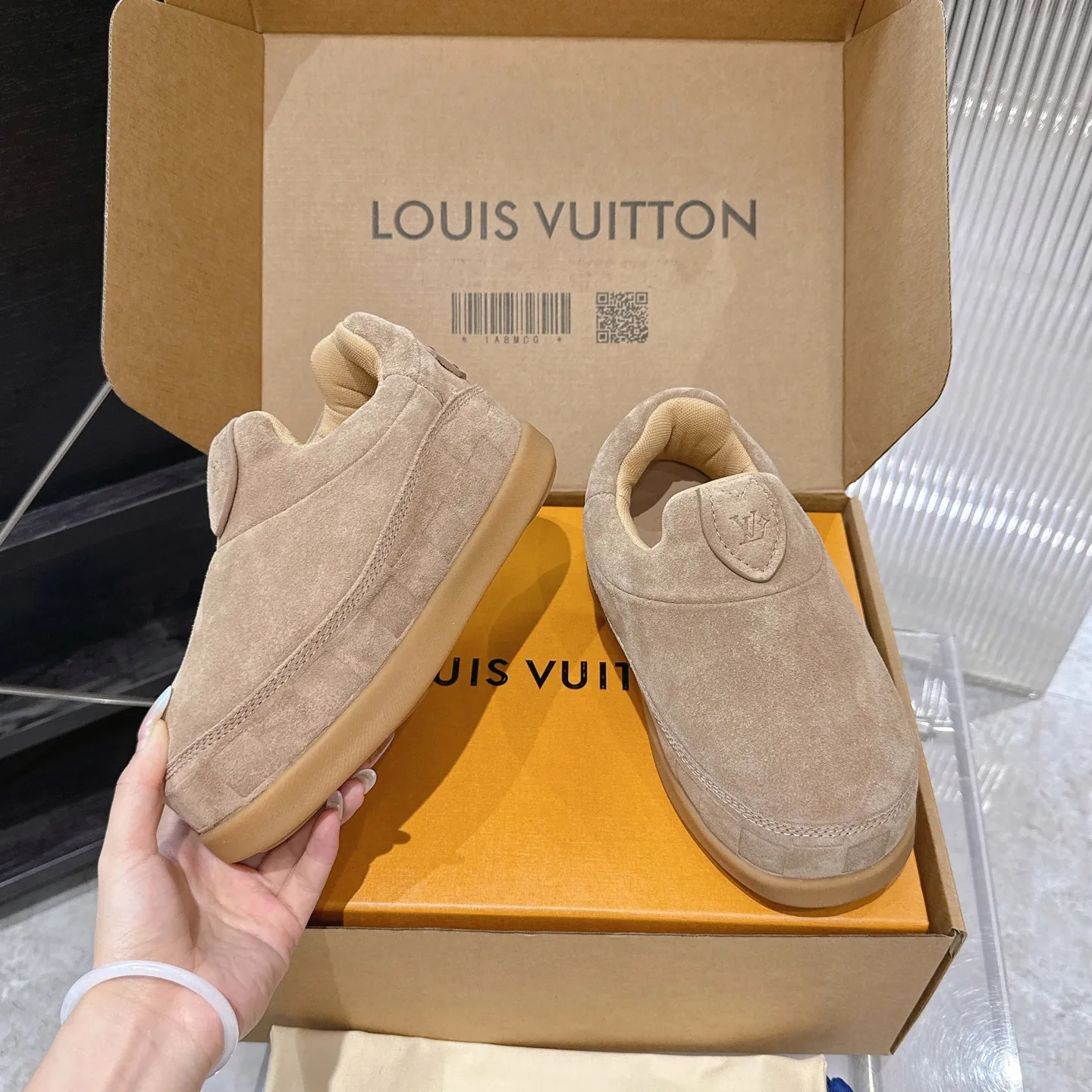 [L Family] P: 740💰 Couple model, size: women 35-41 (customized at 41 for women), 39-46 for men (customized at 45.46) The 2025 iteration of this Time Out sneaker, couple model, LV co-branded nigo, donkey brand, Louis Vuitton, ugly, cute😍Many Internet celebrities have shown off their feet, a classic and versatile item. Fabric: Imported high mercerized cow suede. Lining: high-grade elastic mesh, outsole: original molded outsole, palm print rubber outsole with hidden L letter and Monongram flower.